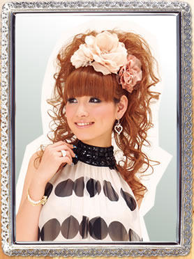 フルウィッグでカジュアルルーズクラブヘアー
