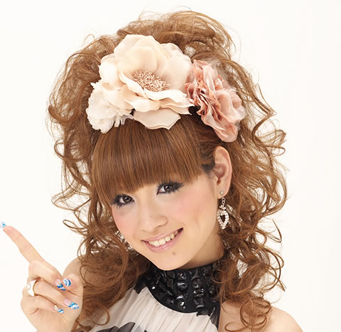 お花でアレンジパーティーヘアーのつけ方