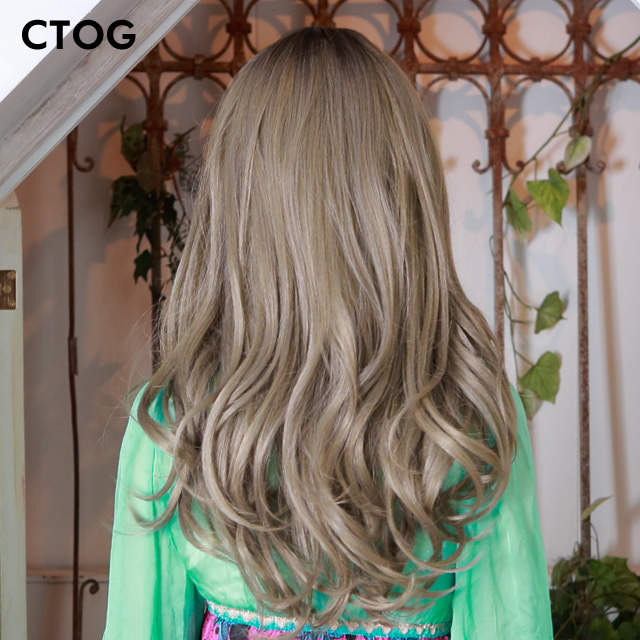 ゆる巻き髪の後ろ姿 ゆる巻き髪の後ろ姿