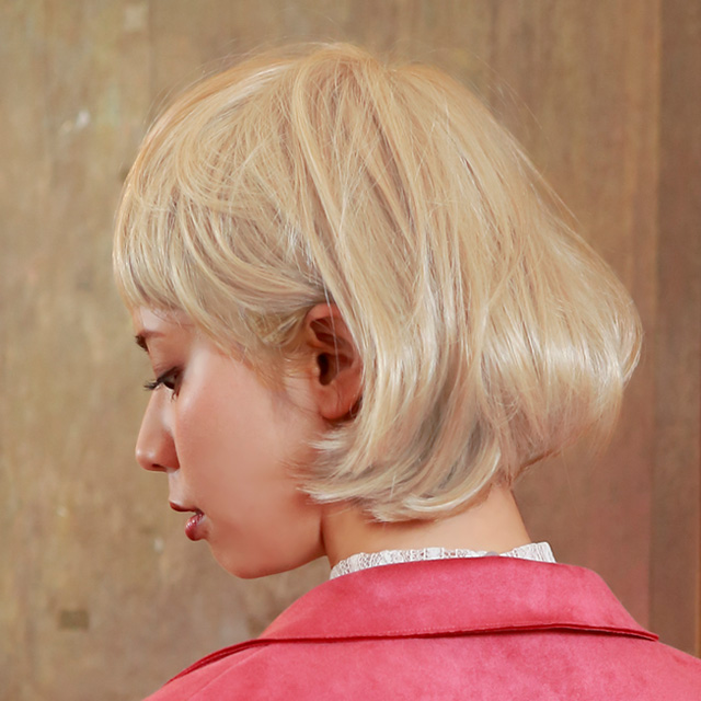 金髪ショートウィッグの後ろ姿 金髪ショートウィッグの後ろ姿