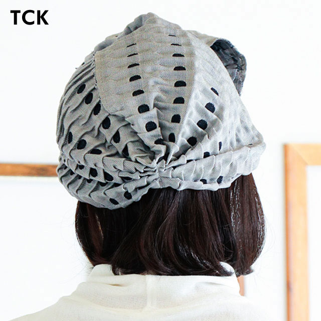 帽子の下にかぶるウィッグの後ろ姿 帽子の下にかぶるウィッグの後ろ姿