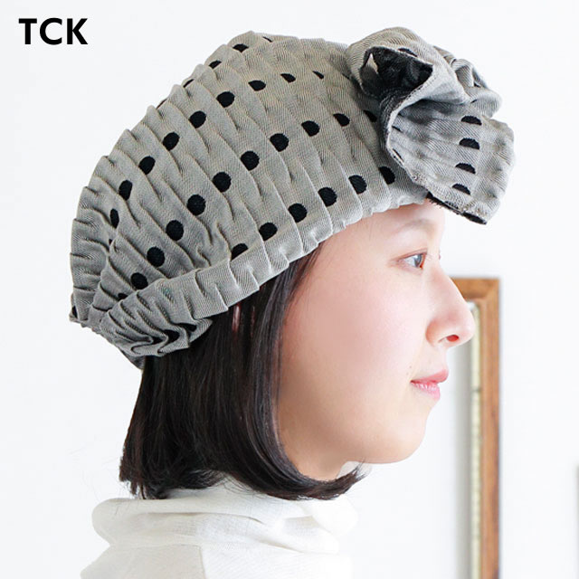 帽子の下にかぶるウィッグの横顔 帽子の下にかぶるウィッグの横顔