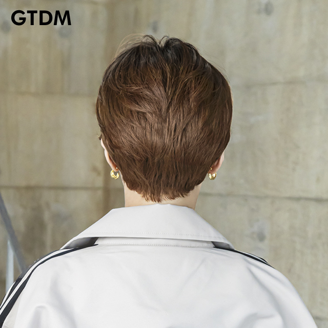 グラデーションカラーのベリーショート医療用ウィッグの後ろ姿 グラデーションカラーのベリーショート医療用ウィッグの後ろ姿