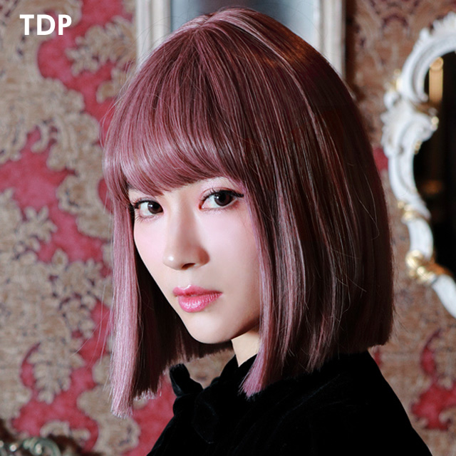 ダークプラムのエッジエッジブラントボブウィッグ