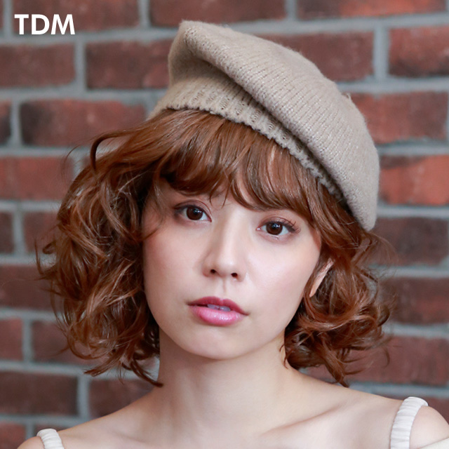 クセ毛みたいなウィッグとベレー帽