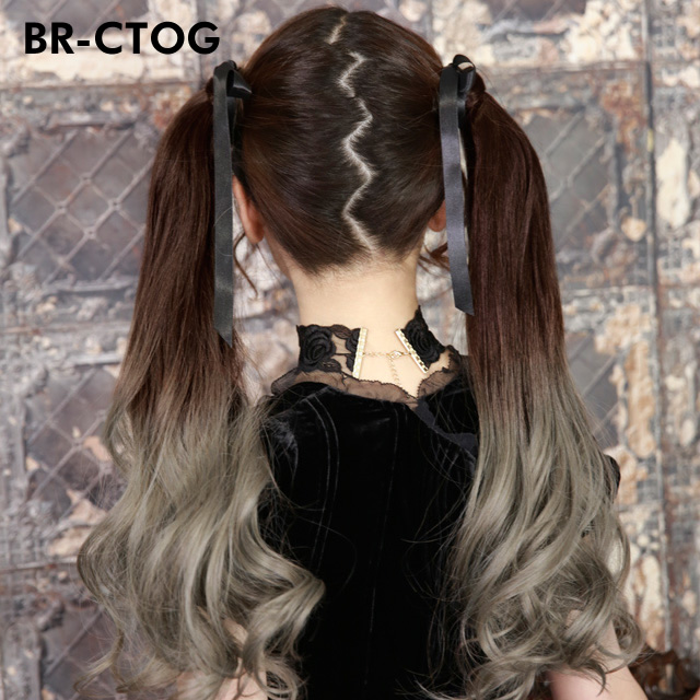 グラデーションツインテールの後ろ姿