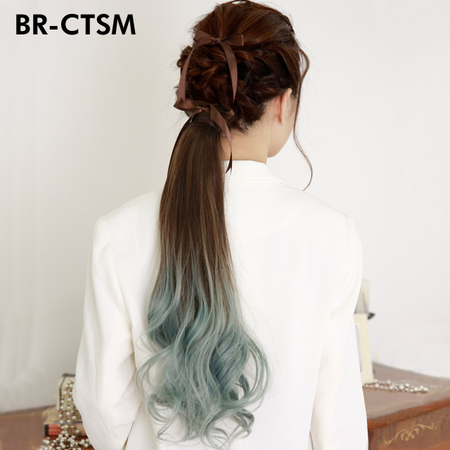 グリーン系グラデーションポニーウィッグの後ろ姿