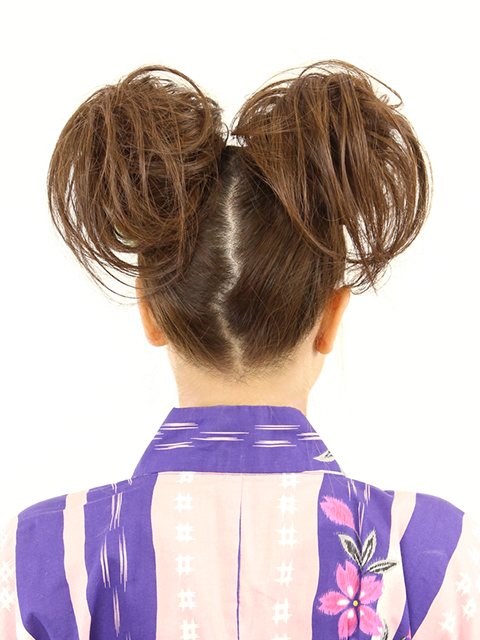 お団子ヘアの後ろ姿