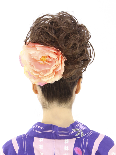 ガーリーヘアの後ろ姿