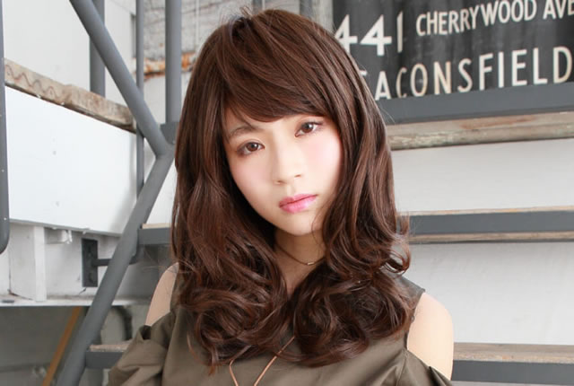 ランダムなゆるカールがつくる、大人の抜け感