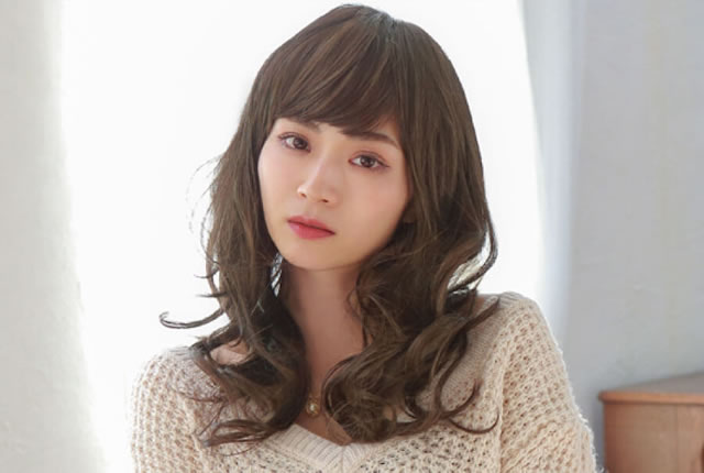 自然なカールと程よい長さが魅力の、大人可愛いロングウィッグ