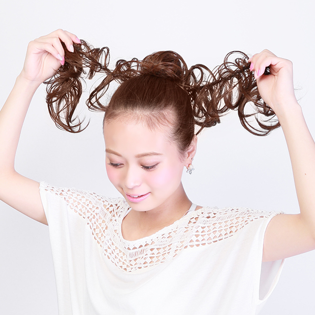 ロープウィッグを土台のお団子に巻き付ける