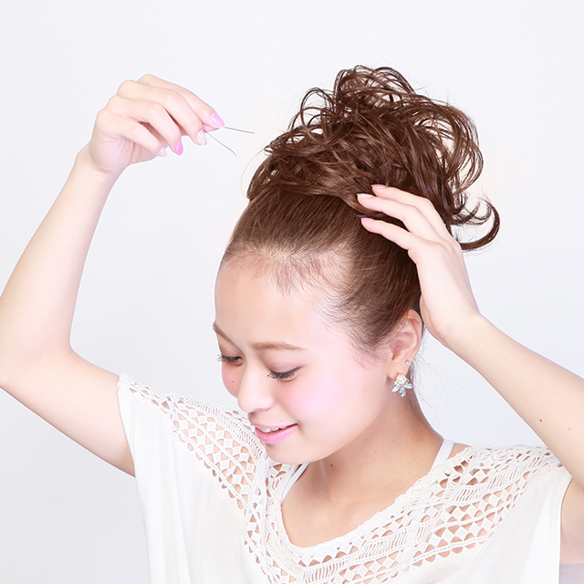 ウィッグをピンで固定する