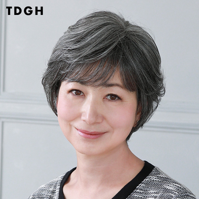 グレイヘアのショートウィッグ