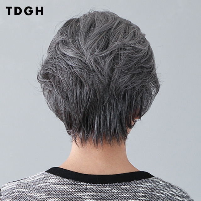 ダークグレイヘアのウィッグ