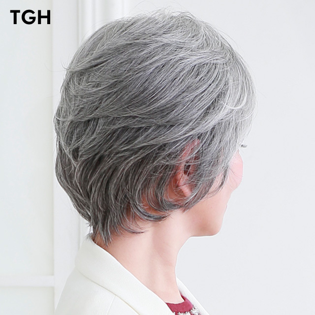 白髪ウィッグの後ろ姿
