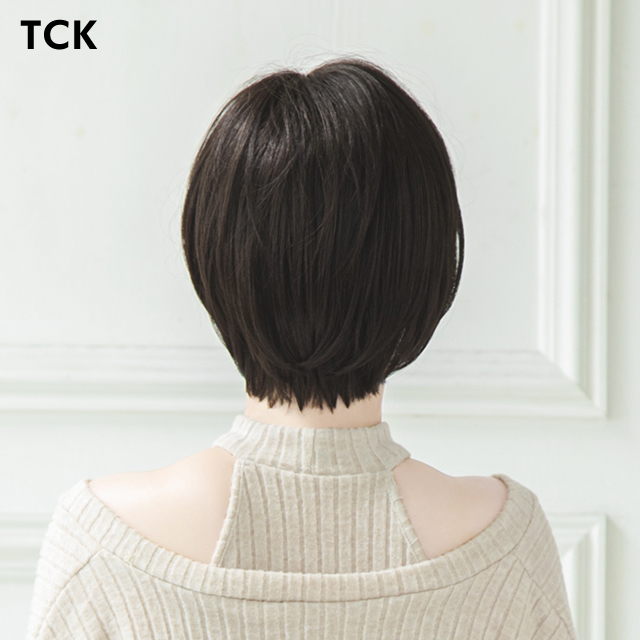 黒髪ショートウィッグの後ろ姿
