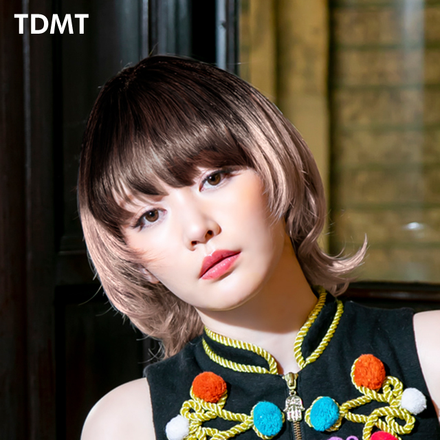 グラデーションカラーのウルフショートウィッグ