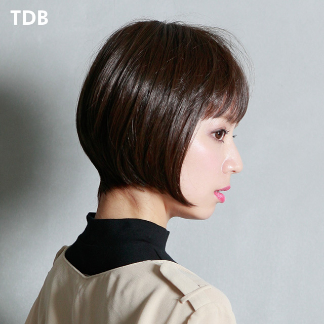 前下がりショートボブウィッグの横顔
