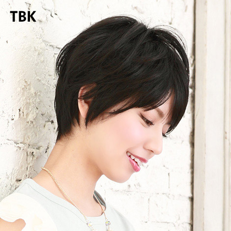 黒髪ショートウィッグの横顔