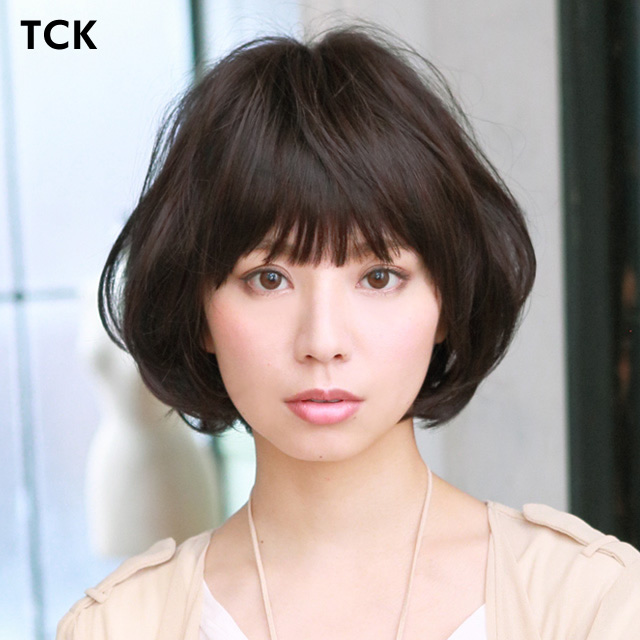 光が当たるとほんのり透けるような黒髪