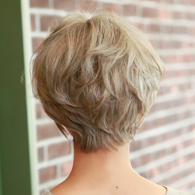 金髪ベリーショートウィッグの後ろ姿