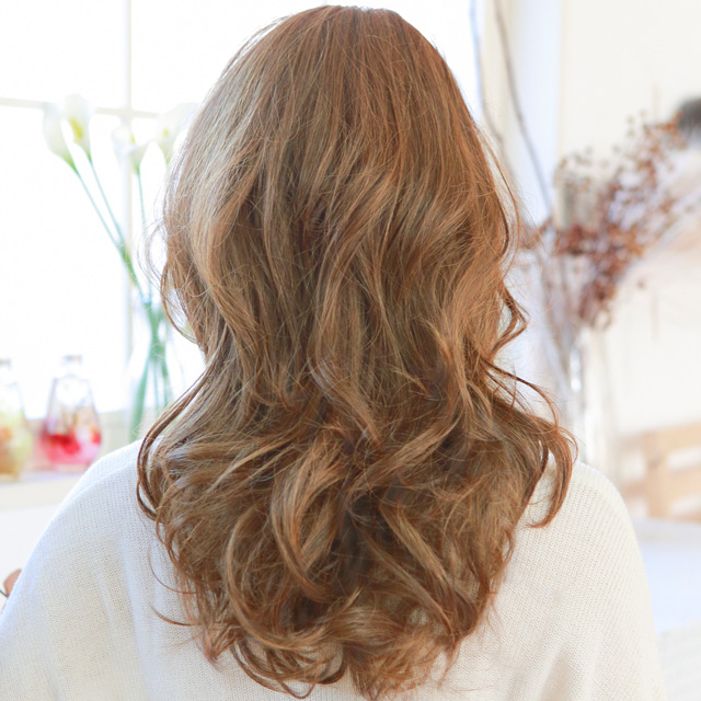 巻き髪ウィッグの後ろ姿