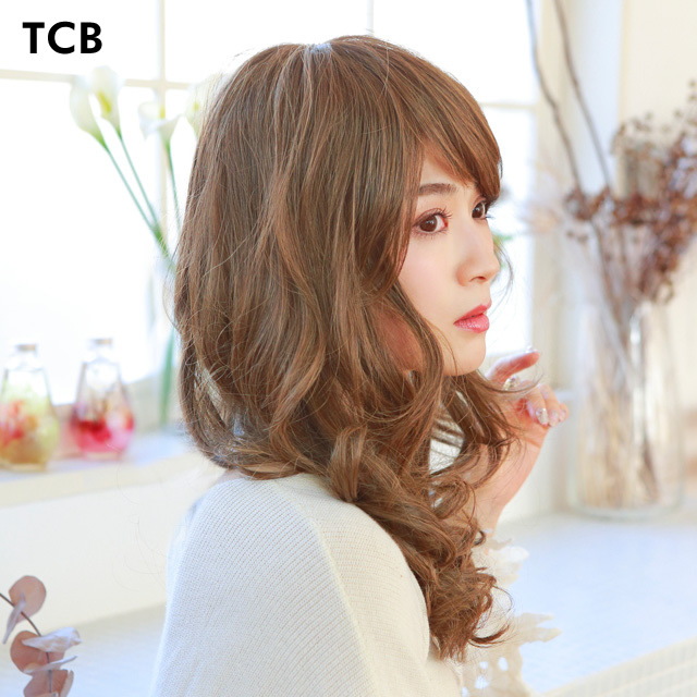 巻き髪ウィッグの横顔