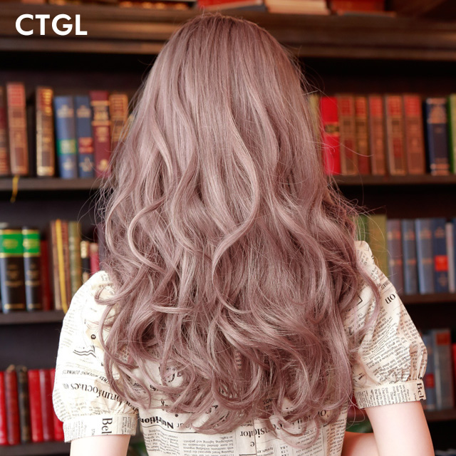 巻き髪グラデーションウィッグの後ろ姿