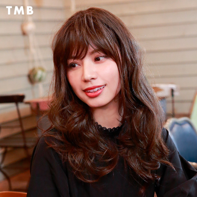 自然な巻き髪のプリシラウィッグ