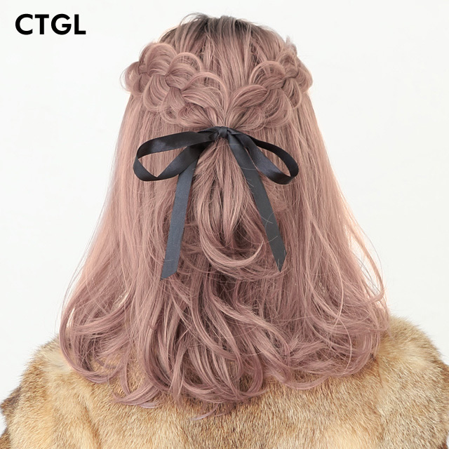 プリシラフリルカールミディウィッグのヘアアレンジ