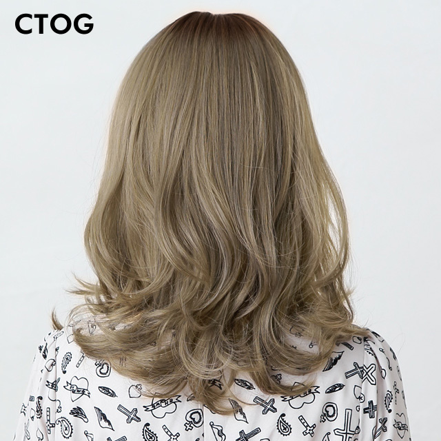 ミディアムパーマウィッグの後ろ姿