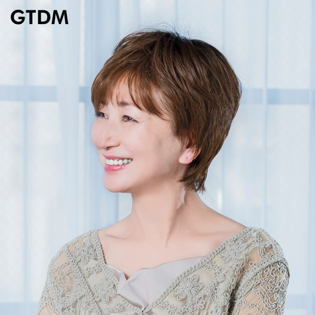 グラデカラーの自然な帽子ウィッグ