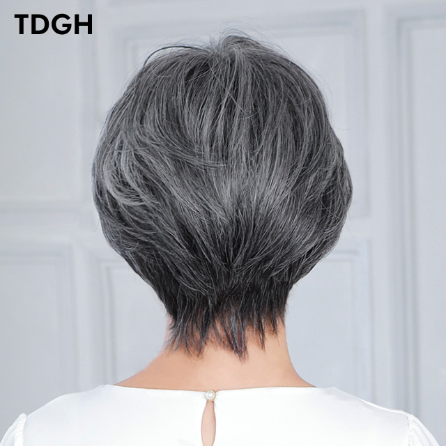 白髪ウィッグの後ろ姿