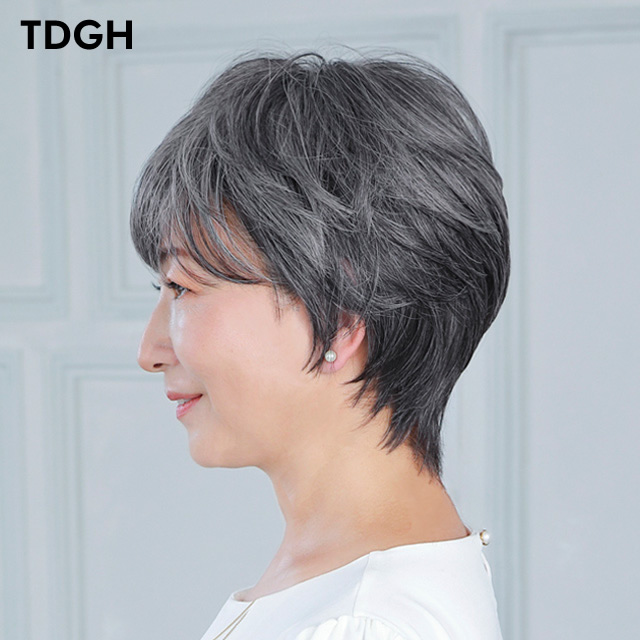 グレイヘアの帽子ウィッグの横顔