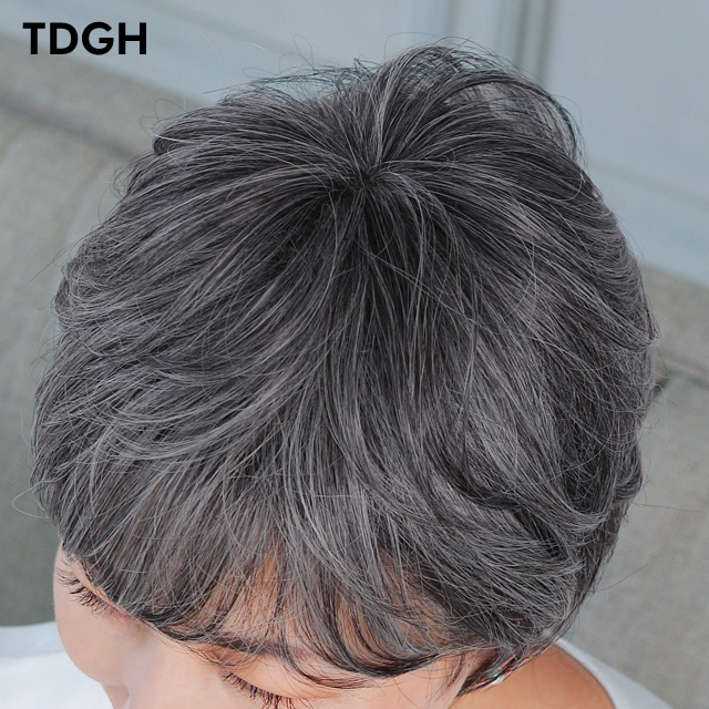 白髪ウィッグのつむじ