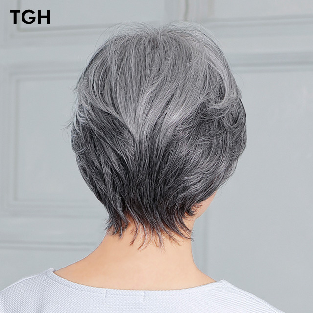 白髪ウィッグの後ろ姿