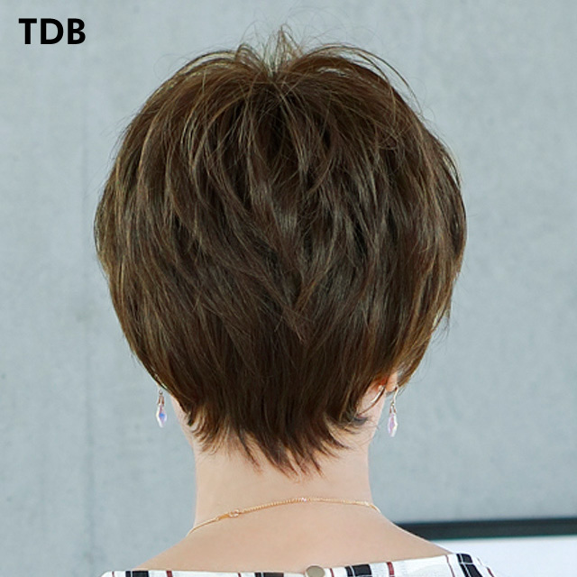 ショートヘアの小さいウィッグの後ろ姿