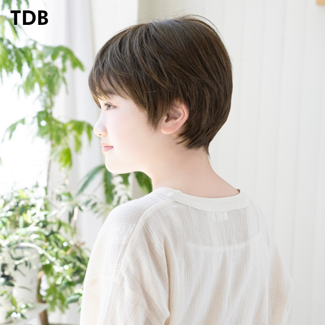 ショートヘアの子供用ウィッグの横顔