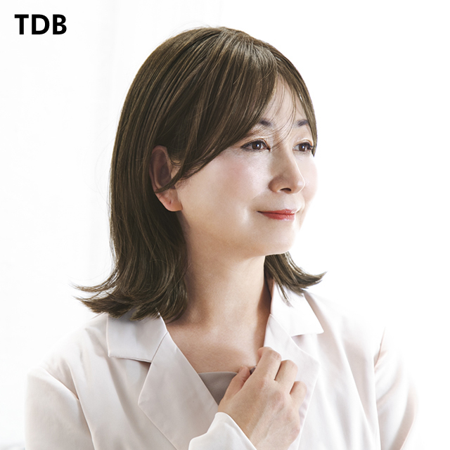 ミセス着用の医療用ボブウィッグ