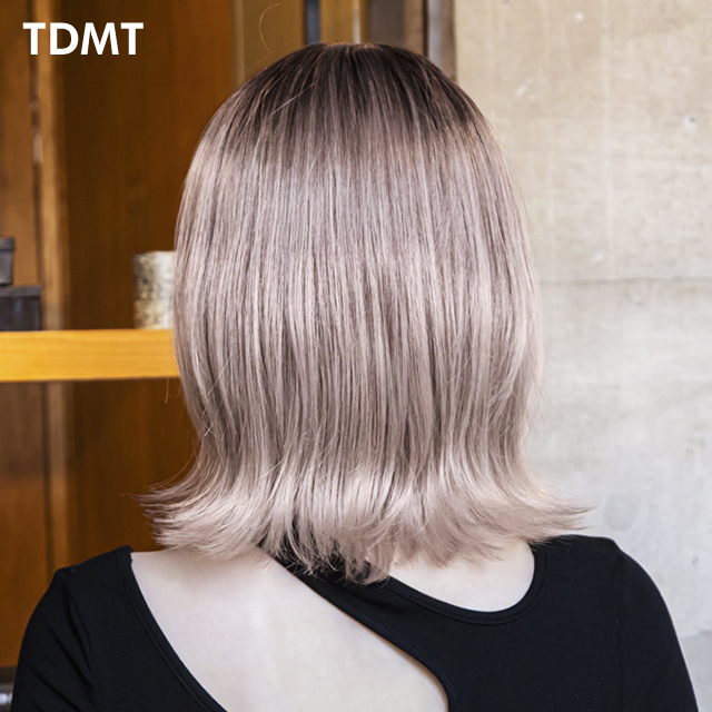 トレンドカラーの医療用ウィッグの後ろ姿