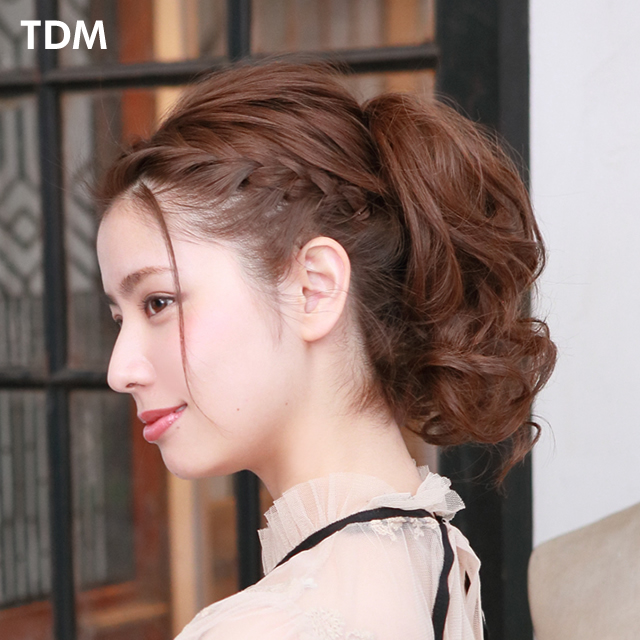 ゆるふわ感が可愛い、ナチュラルカールのポニーテール