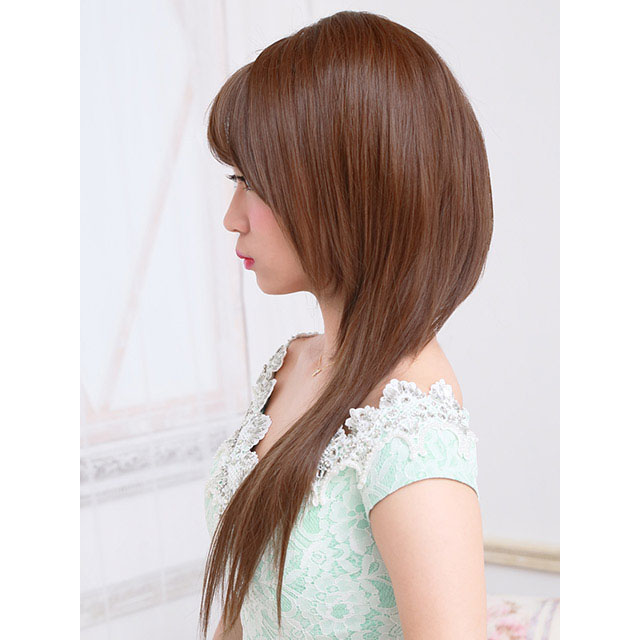 ナチュラル可愛いストレートウィッグの横顔