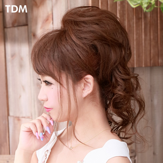 トップが高いウィッグの横顔